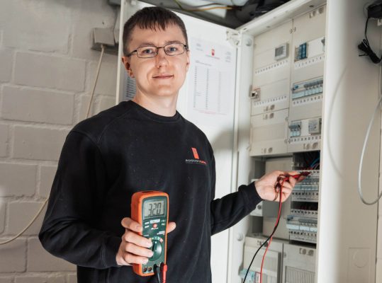 Elektrotechniker Mitarbeiter