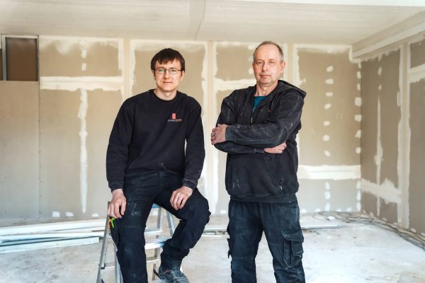 Zwei Mitarbeiter bei der Arbeit